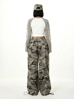 Wide leg cargo pants met camouflage