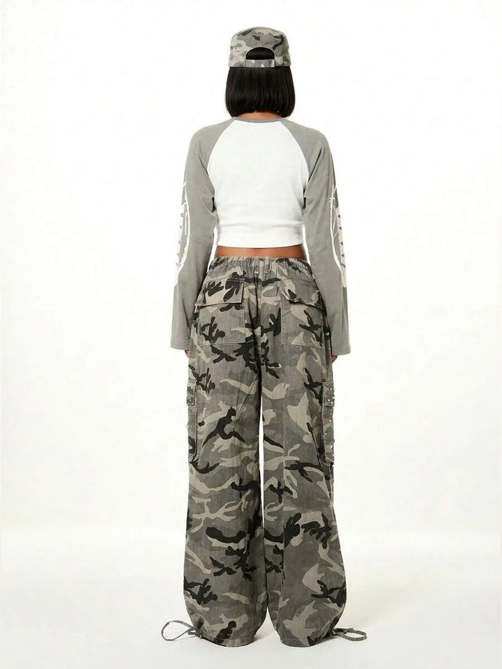Wide leg cargo pants met camouflage