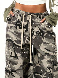 Wide leg cargo pants met camouflage