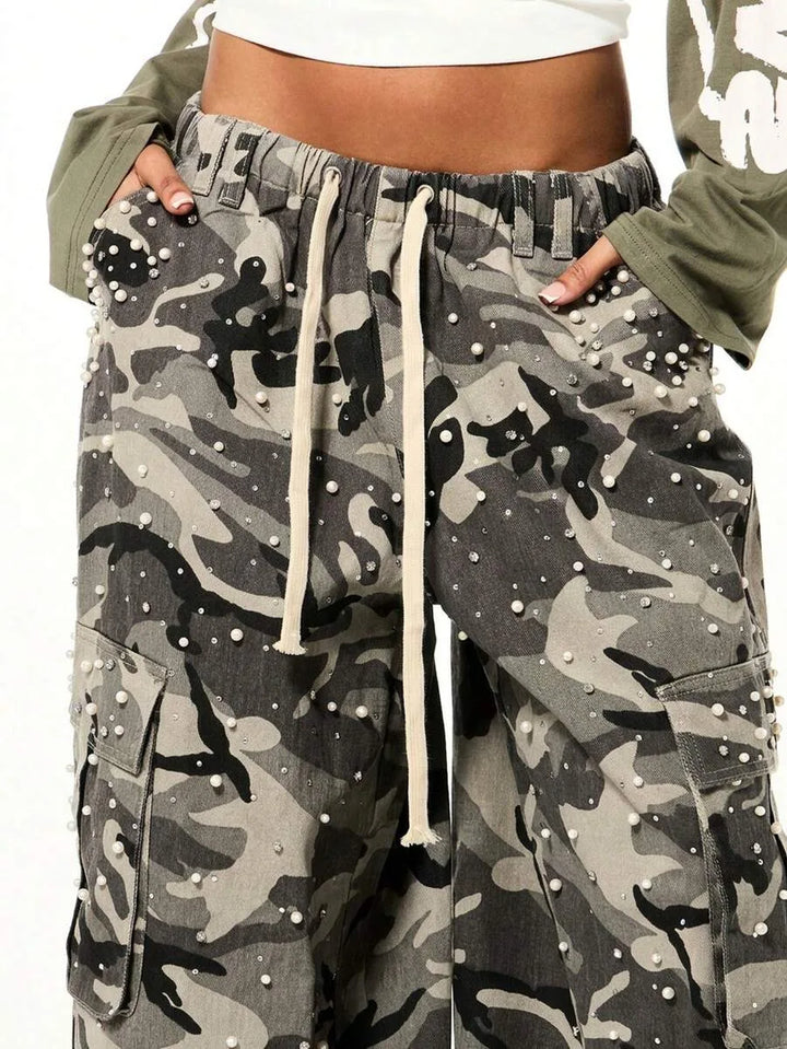 Wide leg cargo pants met camouflage