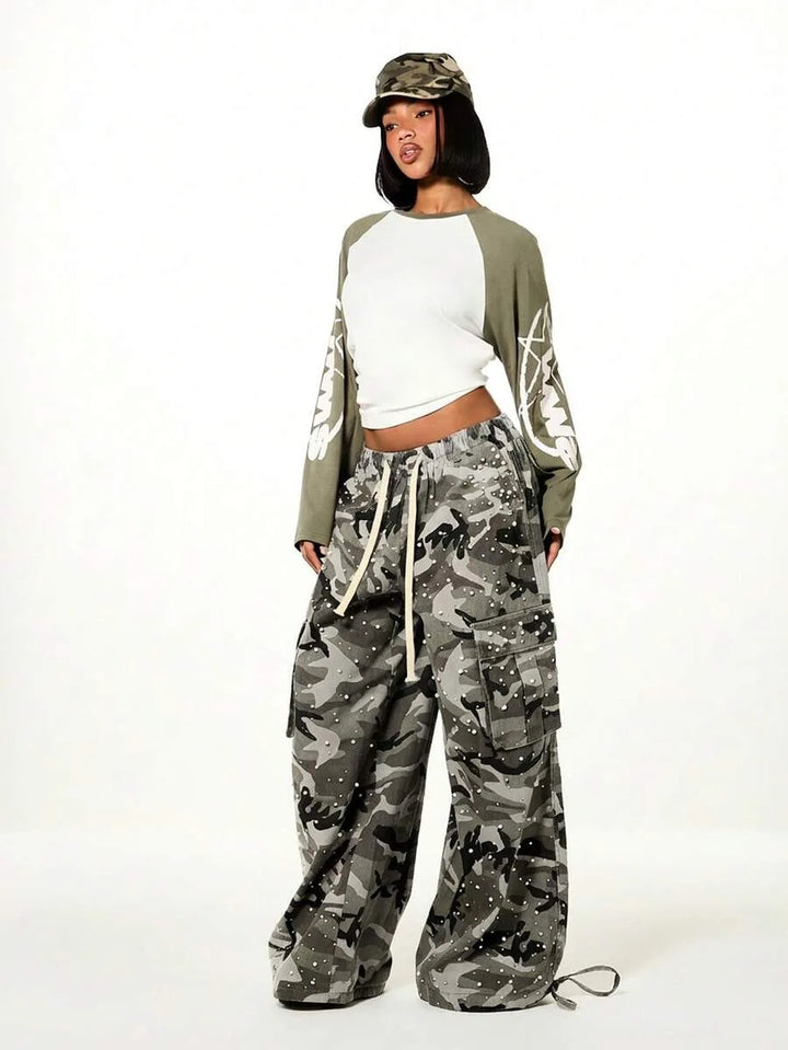 Wide leg cargo pants met camouflage