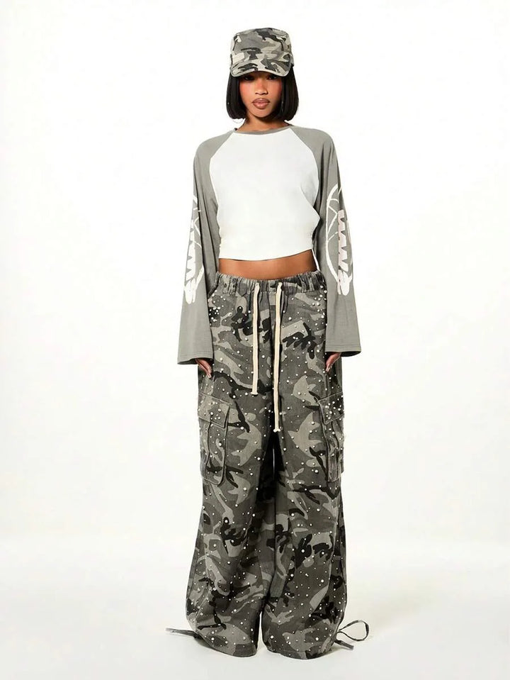 Wide leg cargo pants met camouflage