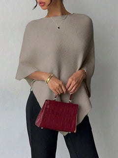 Oversized poncho met asymmetrische hals