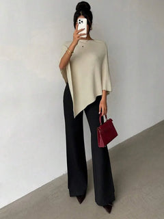 Oversized poncho met asymmetrische hals