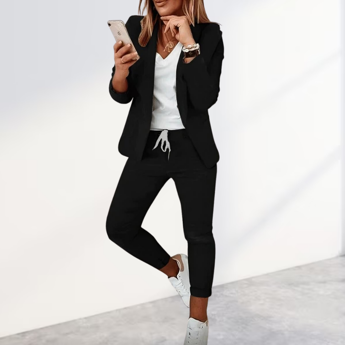 Stijlvolle blazer & broek set - ideaal voor een trendy en modieuze look. Gemaakt van hoogwaardige en duurzame stoffen biedt deze set zowel kwaliteit als comfort, met een perfecte pasvorm voor een moeiteloze uitstraling.