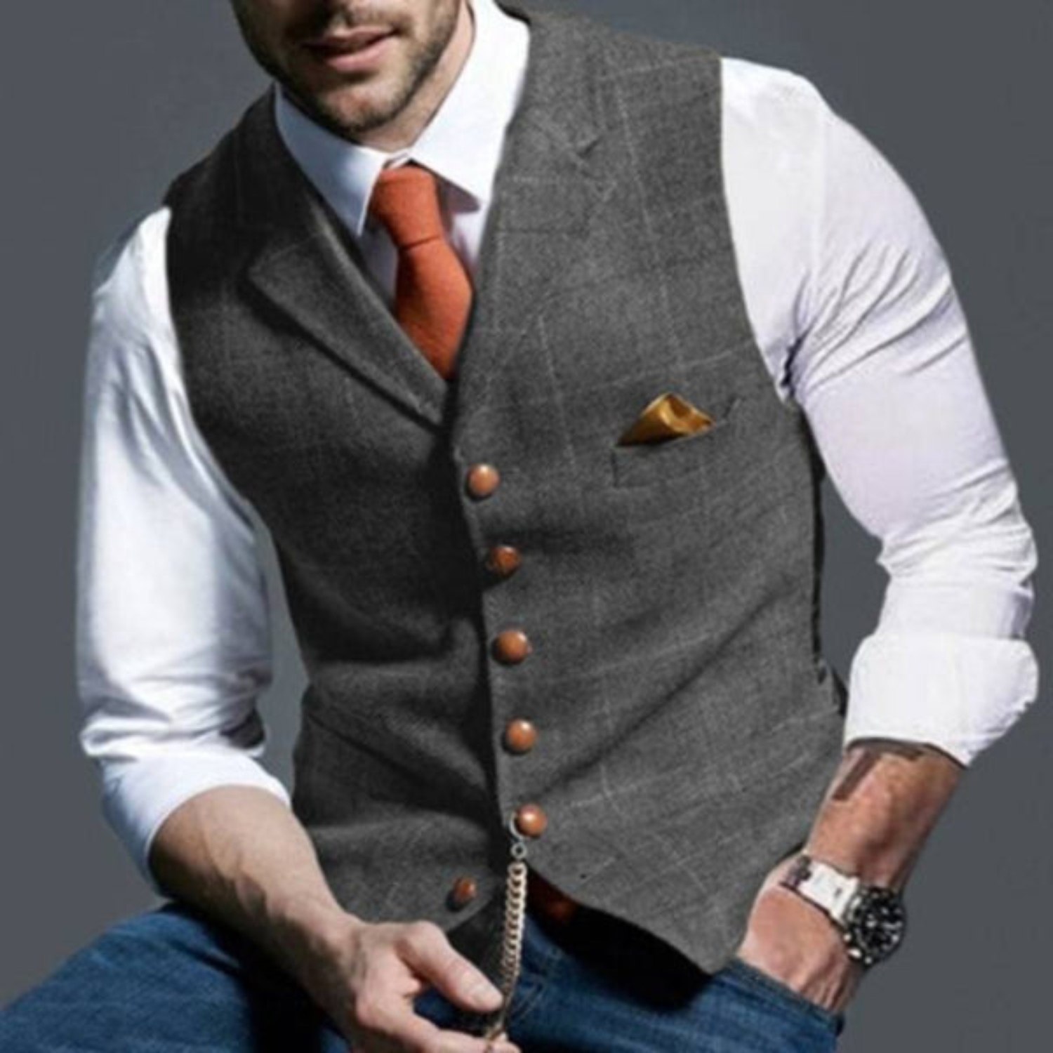 Elegant lichtgeruit vest, perfect voor de modieuze man met een verfijnde smaak. Deze Peaky Blinders-geïnspireerde look zorgt voor een trendy uitstraling, terwijl de hoogwaardige materialen zowel comfort als duurzaamheid bieden. De op maat gemaakte pasvorm zorgt voor een stijlvolle uitstraling. Maattabel (cm) beschikbaar voor borst en lengte.