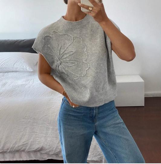Casual sweater with short sleeves and round neckline