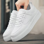 Lage sneakers met perforaties