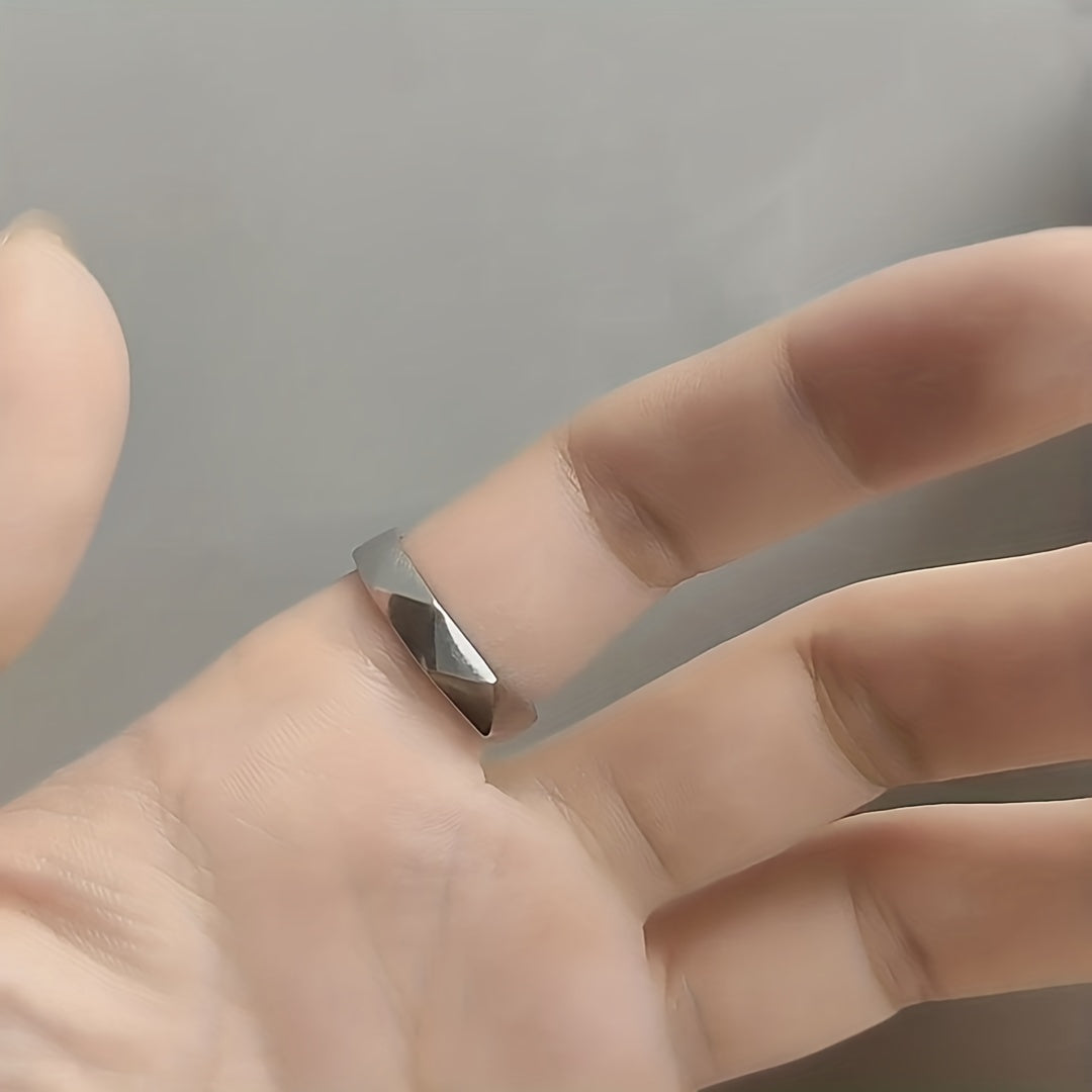 Deze titanium stalen geometrische ring is gemaakt van hoogwaardig roestvrij staal, wat zorgt voor duurzaamheid en een stoere uitstraling. Het unieke geometrische rhombusontwerp voegt een eigentijdse flair toe, waardoor het een ideale keuze is voor zowel mannen als vrouwen. Voeg een vleugje punk en elegantie toe aan je sieradencollectie met deze veelzijdige en modieuze ring.