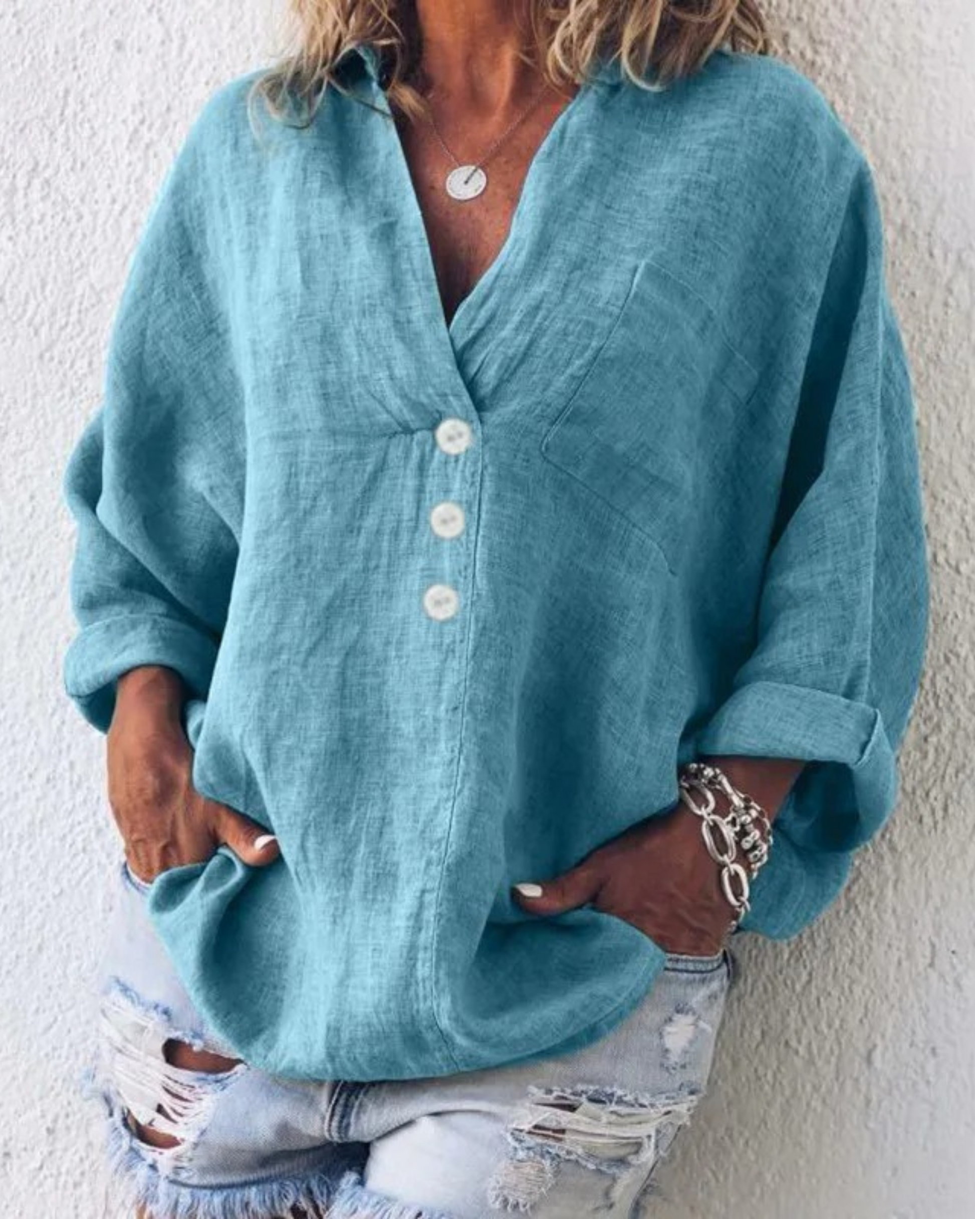 Deze blouse belichaamt de kenmerkende Ibiza-stijl in een chique en elegante uitstraling. Vervaardigd uit hoogwaardige materialen biedt de blouse een combinatie van vrouwelijke en casual flair, waardoor het een perfecte aanvulling is op diverse outfits.