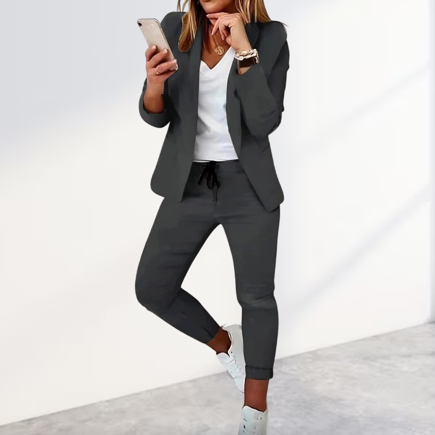 Stijlvolle blazer & broek set - ideaal voor een trendy en modieuze look. Gemaakt van hoogwaardige en duurzame stoffen biedt deze set zowel kwaliteit als comfort, met een perfecte pasvorm voor een moeiteloze uitstraling.