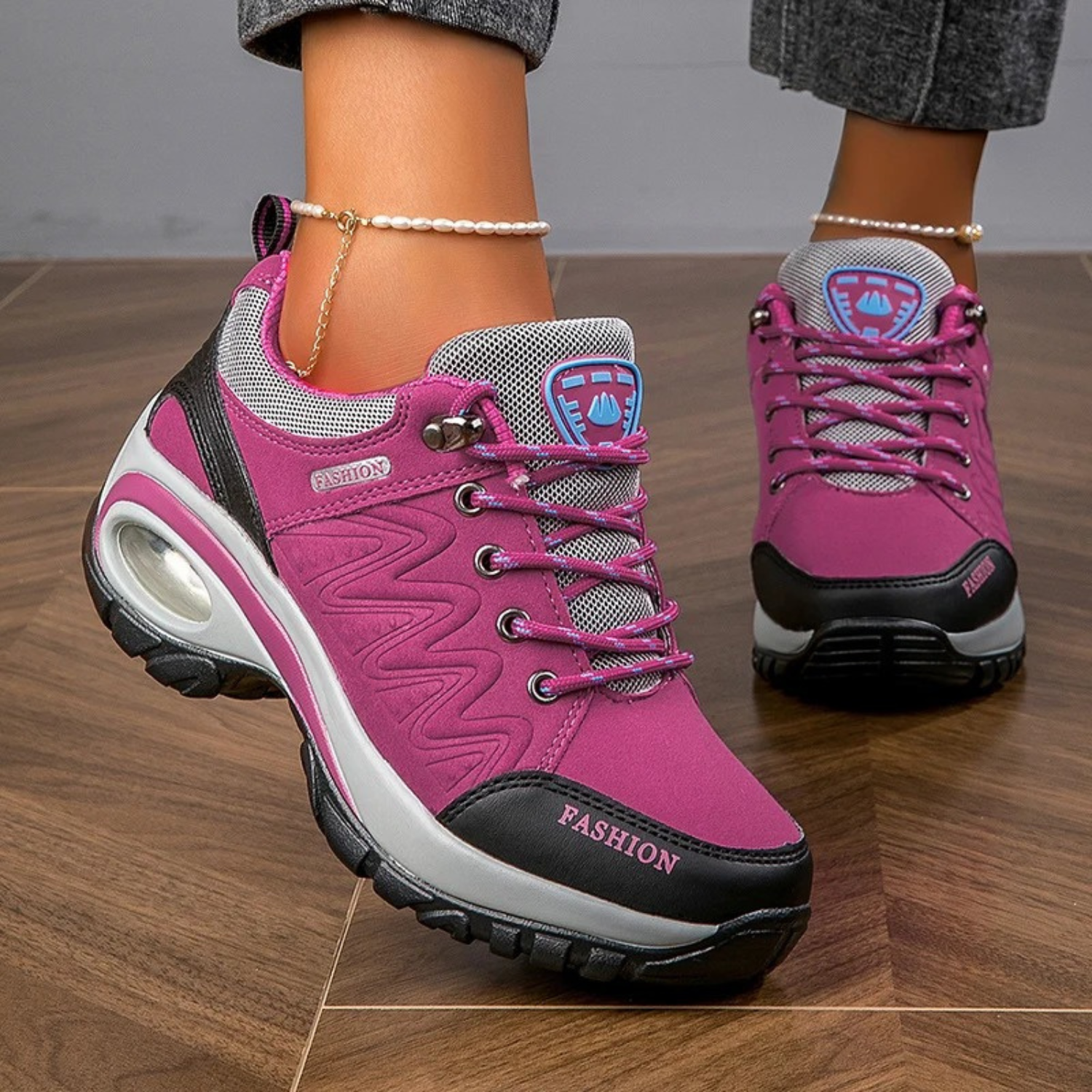 Deze waterdichte wandelschoenen voor dames combineren stijl en comfort, zowel op de paden als in de stad. Het waterdichte ontwerp houdt je voeten droog en comfortabel, terwijl de kleurrijke stijl zorgt voor een trendy uitstraling. Speciaal ontworpen voor dames die van wandelen houden.