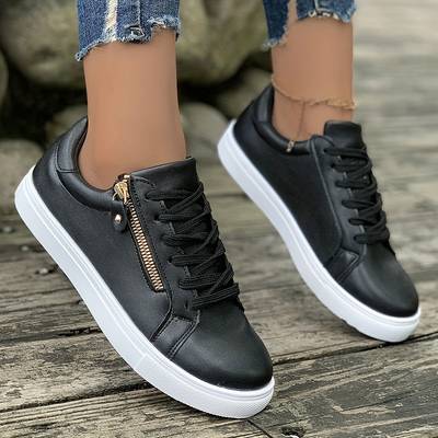 Leren schoenen voorzien van een trendy striksluiting, met praktische ritsen, antislipzool, en gematigde hoogte voor ultiem comfort. Perfecte veelzijdige uitstraling in tijdloos wit of klassiek zwart.