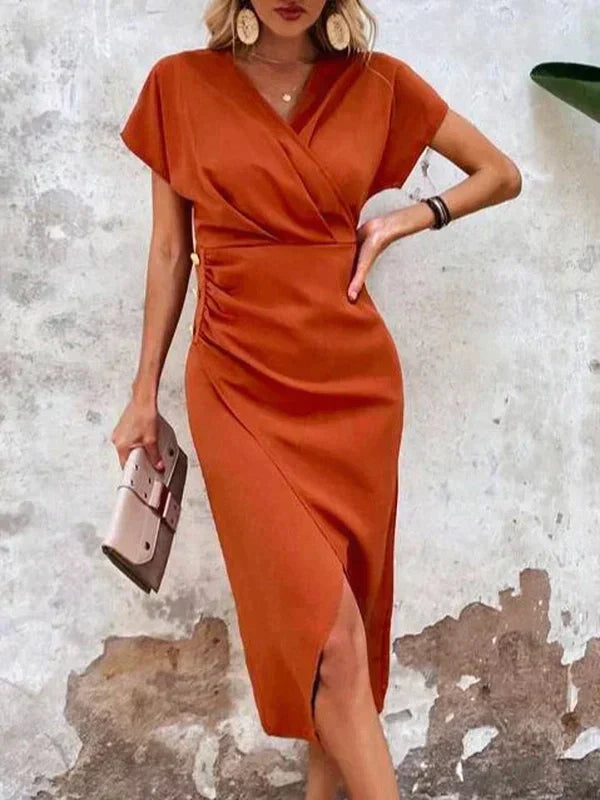 Fleur midi-jurk in zonnig oranje, compleet met een trendy V-hals voor een modieuze look. Gemaakt van hoogwaardige materialen voor ultiem comfort en veelzijdigheid.