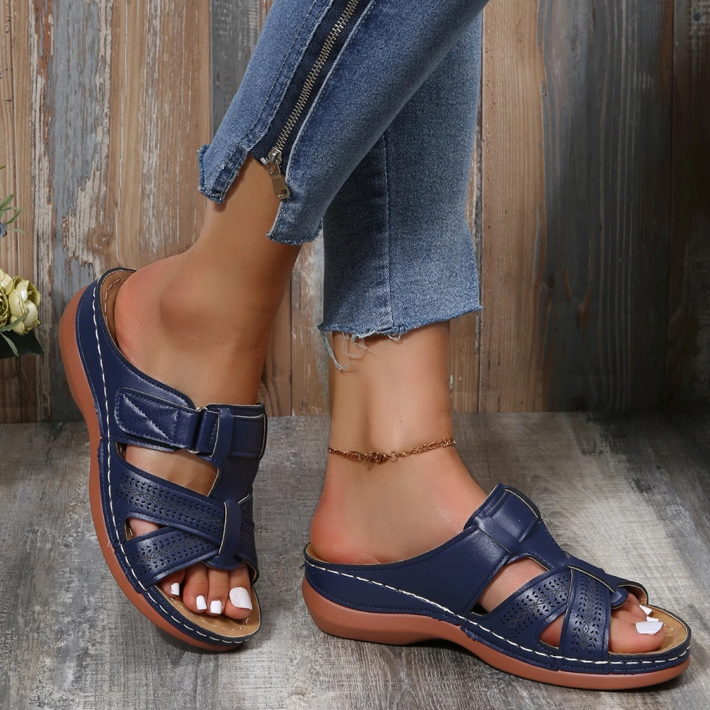 Stijlvolle leren dames sandalen met open teen, gemaakt van hoogwaardig leer voor een elegante look. Het open teen ontwerp voegt extra stijl toe, terwijl de sandalen ook nog eens ademend en gemakkelijk te dragen zijn.