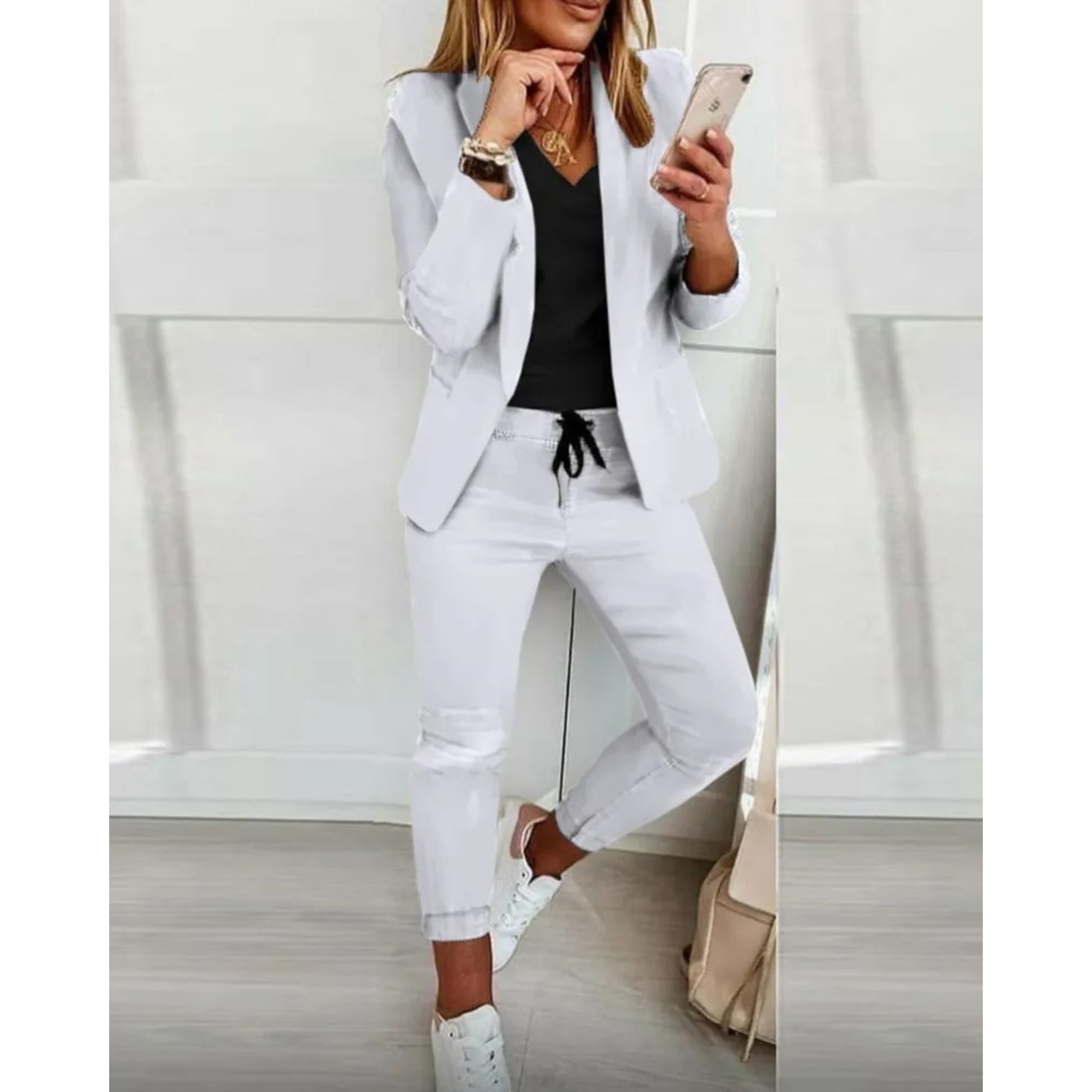 Slim-fit blazer en broek set, uitgevoerd in een trendy effen kleur voor een stijlvolle en verfijnde look. Gemaakt van hoogwaardige materialen voor comfort, duurzaamheid en een moderne uitstraling. Maattabel beschikbaar voor de perfecte pasvorm.