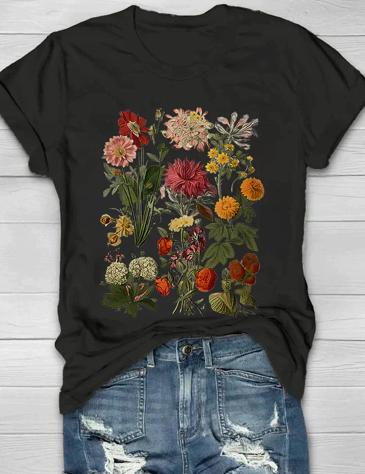 Vintage T-shirt met bloemenprint, perfecte combinatie van comfort en trendy stijl. Ideaal voor diverse gelegenheden en ontworpen voor bewegingsvrijheid.