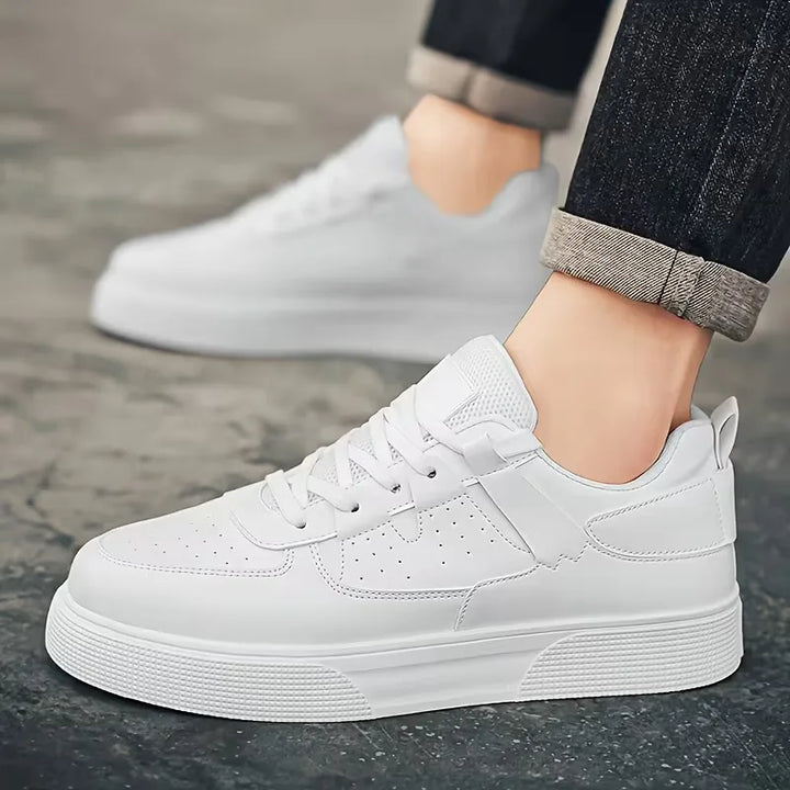 Lage sneakers met perforaties