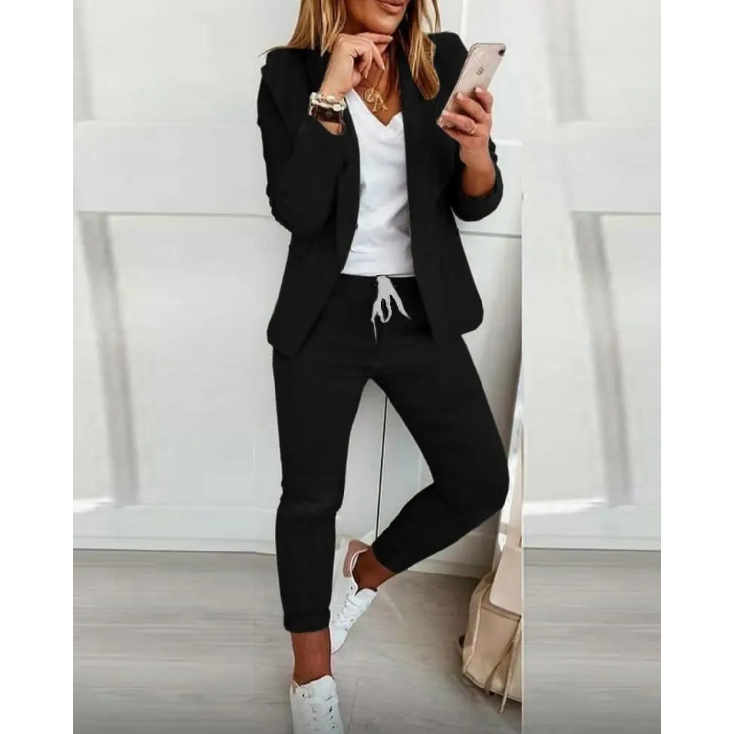 Slim-fit blazer en broek set, uitgevoerd in een trendy effen kleur voor een stijlvolle en verfijnde look. Gemaakt van hoogwaardige materialen voor comfort, duurzaamheid en een moderne uitstraling. Maattabel beschikbaar voor de perfecte pasvorm.