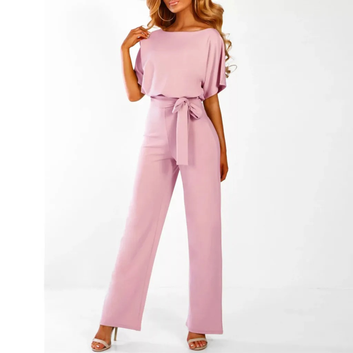 Stijlvolle en elegante jumpsuit met hoge taille. Gemaakt van hoogwaardige stoffen, biedt een comfortabele pasvorm en een trendy uitstraling.