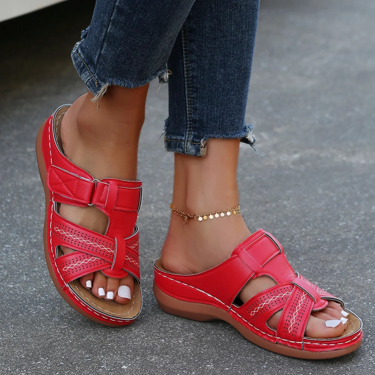 Stijlvolle leren dames sandalen met open teen, gemaakt van hoogwaardig leer voor een elegante look. Het open teen ontwerp voegt extra stijl toe, terwijl de sandalen ook nog eens ademend en gemakkelijk te dragen zijn.