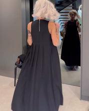 Elegante mouwloze jurk in effen kleur met een omslag