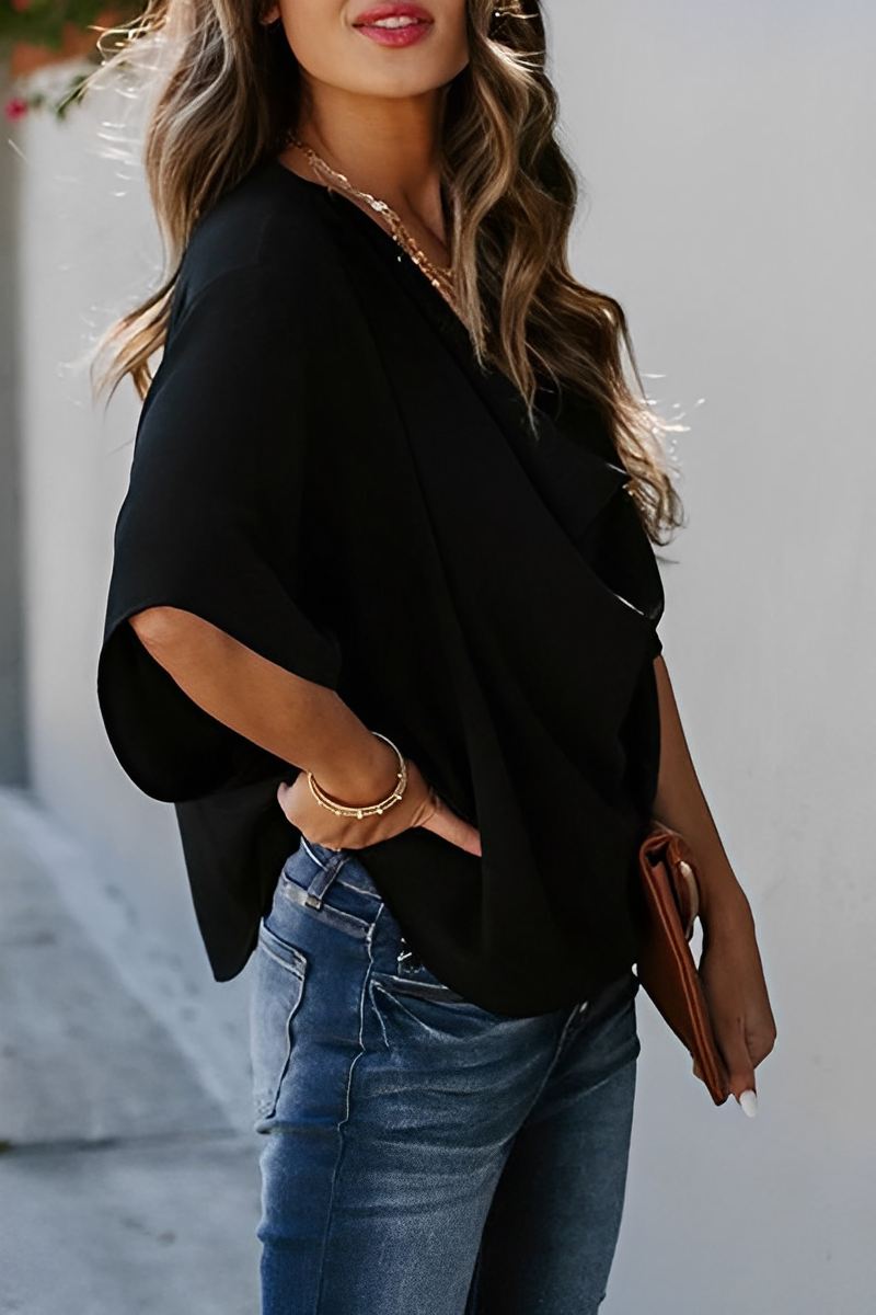 Casual zomer chiffon blouse - ervaar ultiem comfort en moeiteloze elegantie met deze blouse, perfect voor een stijlvolle look in warm weer. Gemaakt van luchtige chiffonstof voor een verkoelend effect, en voorzien van een relaxte pasvorm, lichte mouwen en vrouwelijke details zoals een V-hals. De veelzijdige stijl maakt deze blouse geschikt voor diverse gelegenheden. Maattabel beschikbaar voor S, M, L en XL.