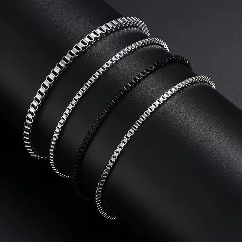 Set van vier minimalistische armbanden