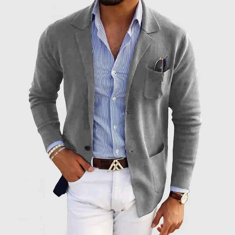 Stijlvolle herenblazer, met een combinatie van klassieke en casual details voor een moeiteloos trendy uitstraling. Perfect voor elke gelegenheid en biedt zowel stijl als comfort - een essentiële toevoeging aan de herengarderobe voor een upgrade in stijl.