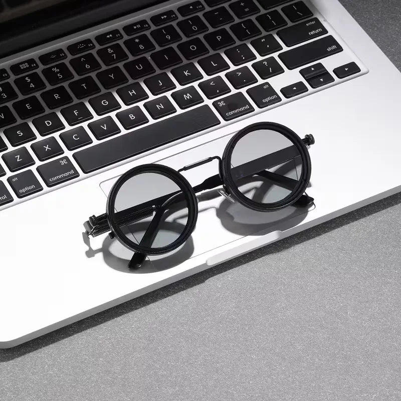 Ronde zonnebril met steampunk design