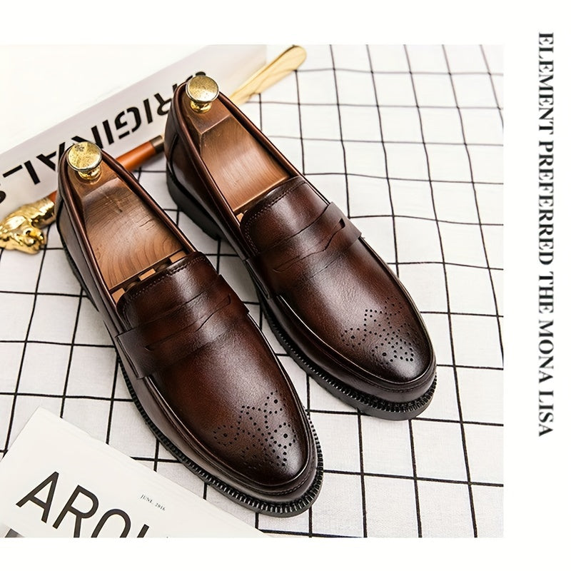 Heren Penny Loafers met brogue details. Deze tijdloze loafers bieden duurzaamheid en een klassieke uitstraling met hun PU-lederen bovenwerk. De slijtvaste eigenschappen zorgen voor comfort en betrouwbaarheid, terwijl het instapontwerp het gemak van aantrekken biedt. Ideaal voor zowel zakelijke als feestelijke gelegenheden.