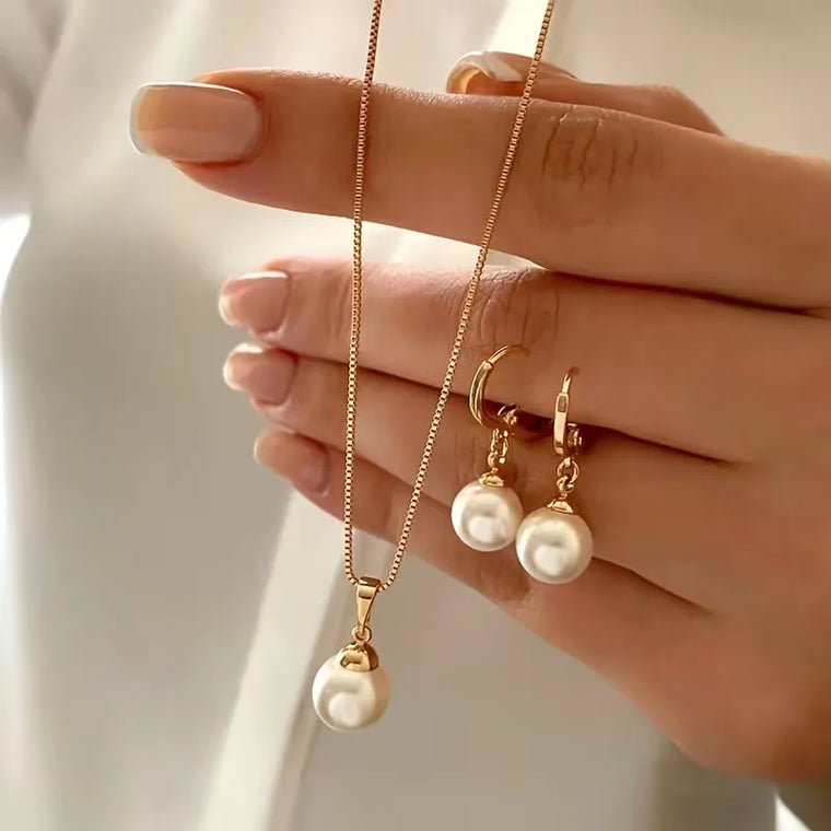 Ketting met parel en oorbellen