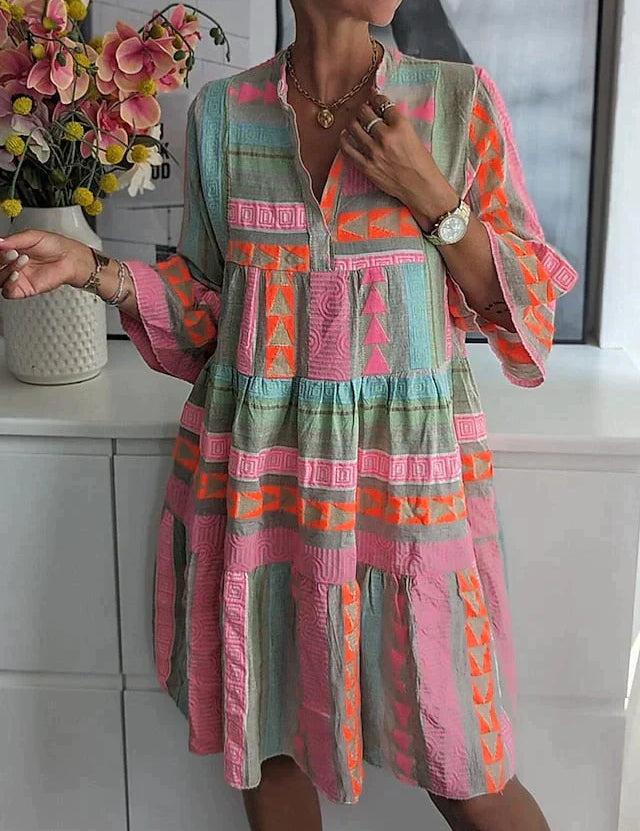 De Fleur midi-jurk is een uiterst elegante keuze die comfort en allure combineert. Met een prachtig patroon en een diepe V-hals is deze jurk perfect voor diverse gelegenheden. Laat jezelf stralen door deze prachtige jurk te combineren met je favoriete paar sandalen.
