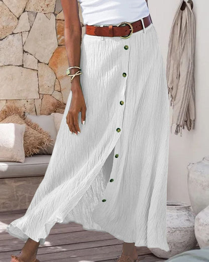 Deze elegante lange rok is geschikt voor diverse gelegenheden en biedt een comfortabele en stijlvolle look. De rok heeft een eenvoudige A-lijn silhouet, een effen kleur en een trendy maxi-lengte. Gemaakt van een katoenmix en polyester.