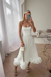 Feestjurk met een vintage geïnspireerd A-lijn silhouet, verfraaid met 3D-bloemenapplicaties. Deze jurk is ideaal voor lente- en zomeravonden en is verkrijgbaar in diverse kleuren. Perfect voor diverse speciale gelegenheden.