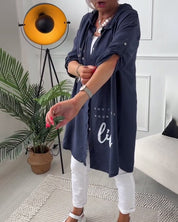 Blouse met capuchon en knopen met letterprint