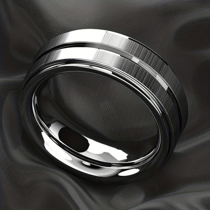 Herenring van hoogwaardig roestvrij staal met een moderne twist van een verfijnde gegroefde textuur. Deze ring biedt een informele en gepolijste uitstraling, ideaal voor diverse gelegenheden. Met een breedte van 8 mm zorgt deze ring voor een robuuste uitstraling en is geschikt voor zowel informele als speciale gelegenheden. Perfect als cadeau voor vaders of vrienden.