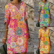 Deze zomerjurk is voorzien van een betoverende bloemenprint en comfortabele halve mouwen. Geschikt voor diverse gelegenheden, zorgt de jurk voor een frisse, elegante en veelzijdige look.
