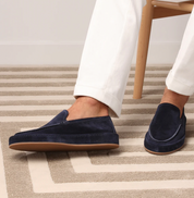 Heren loafers - een combinatie van elegantie en comfort. Deze stijlvolle en praktische schoenen zijn ideaal voor diverse gelegenheden, met een gestroomlijnd silhouet en een voetbed met kussentjes voor hele dag comfort.