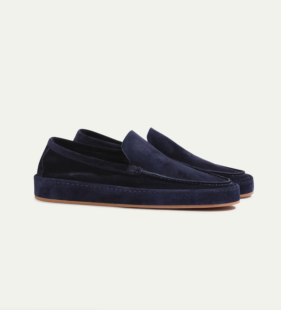 Heren loafers - een combinatie van elegantie en comfort. Deze stijlvolle en praktische schoenen zijn ideaal voor diverse gelegenheden, met een gestroomlijnd silhouet en een voetbed met kussentjes voor hele dag comfort.