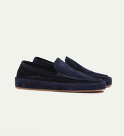 Heren loafers - een combinatie van elegantie en comfort. Deze stijlvolle en praktische schoenen zijn ideaal voor diverse gelegenheden, met een gestroomlijnd silhouet en een voetbed met kussentjes voor hele dag comfort.