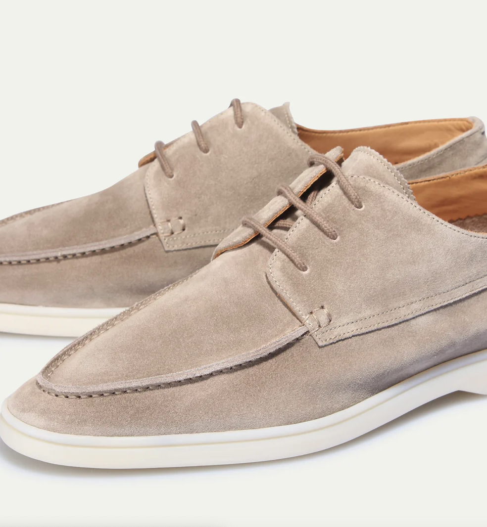 Leren heren loafers - een perfecte combinatie van trendy mode en hoogwaardige kwaliteit. Deze stijlvolle schoenen bieden duurzaamheid, comfort en moeiteloze uitstraling voor elke dag. Ideaal voor het creëren van veelzijdige en elegante ensembles.