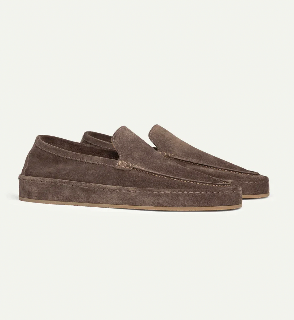 Heren loafers - een combinatie van elegantie en comfort. Deze stijlvolle en praktische schoenen zijn ideaal voor diverse gelegenheden, met een gestroomlijnd silhouet en een voetbed met kussentjes voor hele dag comfort.