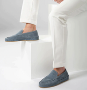 Heren loafers - een combinatie van elegantie en comfort. Deze stijlvolle en praktische schoenen zijn ideaal voor diverse gelegenheden, met een gestroomlijnd silhouet en een voetbed met kussentjes voor hele dag comfort.