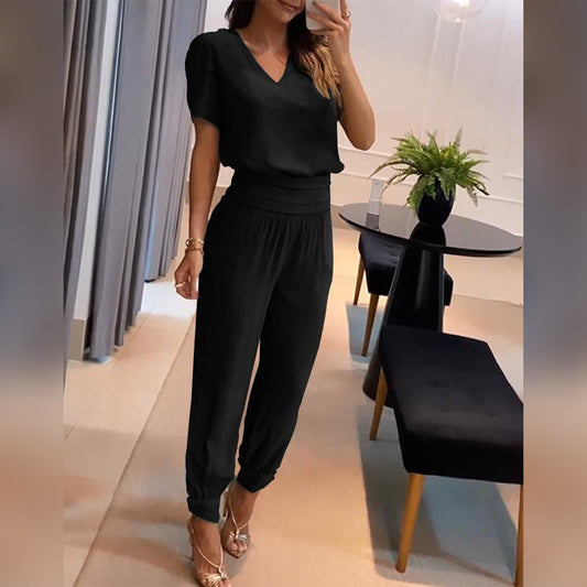 Stijlvolle bedrukte jumpsuit, perfect voor een trendy en modieuze uitstraling. Deze jumpsuit heeft een trendy print, relaxte pasvorm, wijde pijpen, V-hals en strikdetail voor een vleugje elegantie. Geschikt voor diverse gelegenheden. Maattabel beschikbaar.