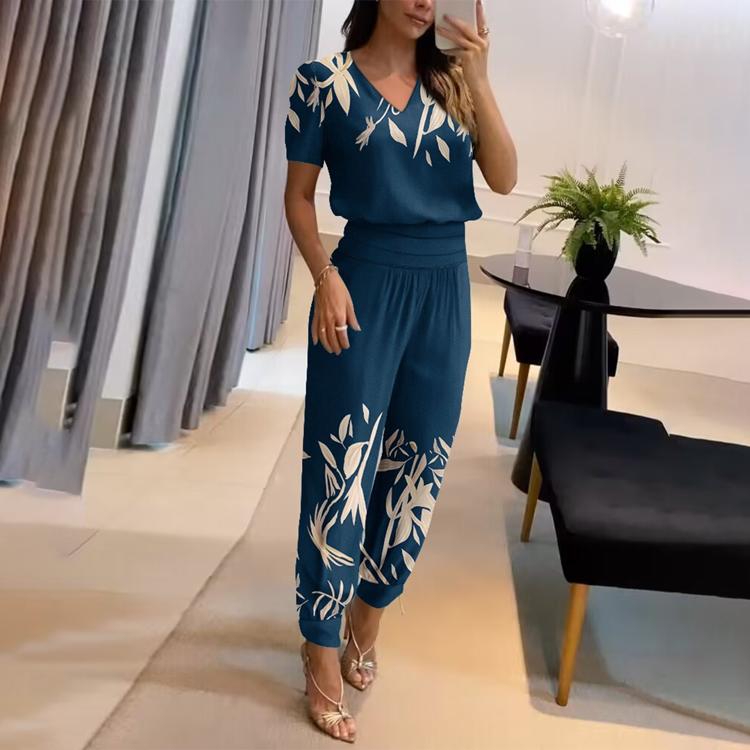 Stijlvolle bedrukte jumpsuit, perfect voor een trendy en modieuze uitstraling. Deze jumpsuit heeft een trendy print, relaxte pasvorm, wijde pijpen, V-hals en strikdetail voor een vleugje elegantie. Geschikt voor diverse gelegenheden. Maattabel beschikbaar.