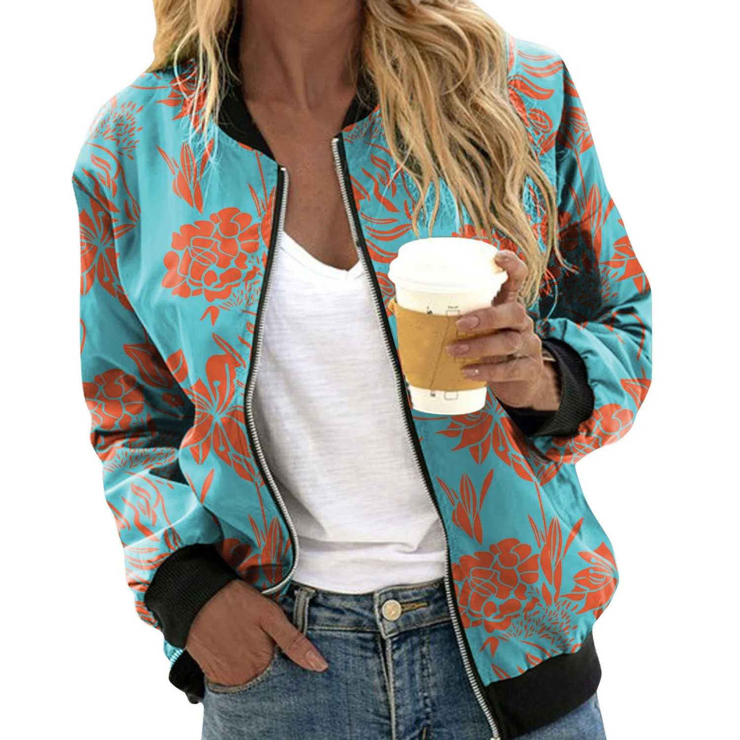 Deze veelzijdige dames bomberjack is perfect voor een trendy en casual look. Met een stijlvolle bloemenprint, opstaande kraag met rits, en lichtgewicht en ademend materiaal is dit jack ideaal voor de zomer.