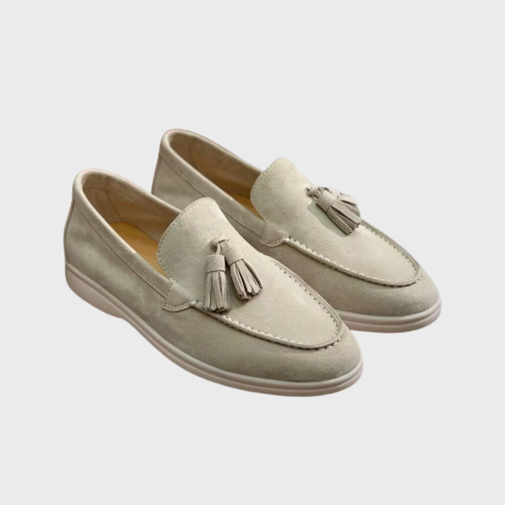 Suède heren loafers - een perfecte combinatie van casual en verfijning. Gemaakt van echt suède en ontworpen voor comfort, biedt de Jasper een ingetogen elegantie die geschikt is voor diverse gelegenheden.