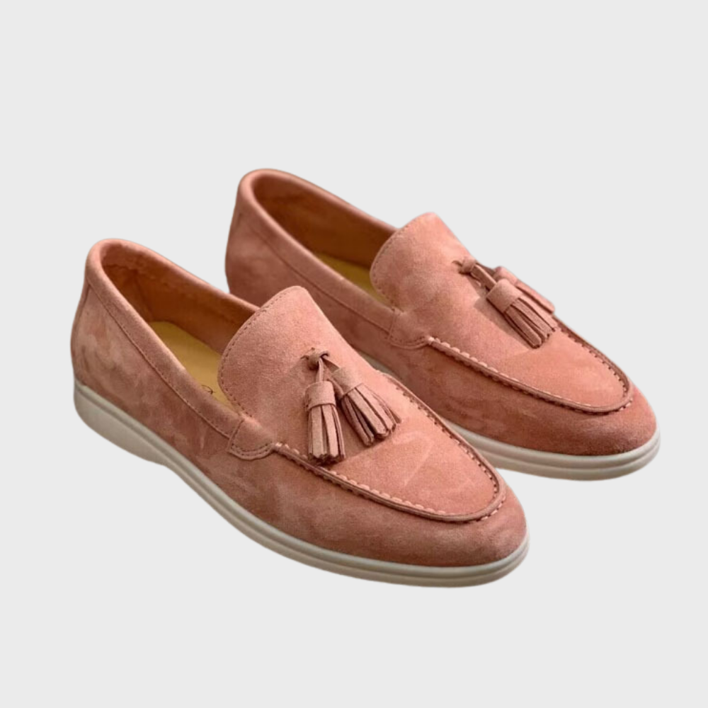 Suède heren loafers - een perfecte combinatie van casual en verfijning. Gemaakt van echt suède en ontworpen voor comfort, biedt de Jasper een ingetogen elegantie die geschikt is voor diverse gelegenheden.