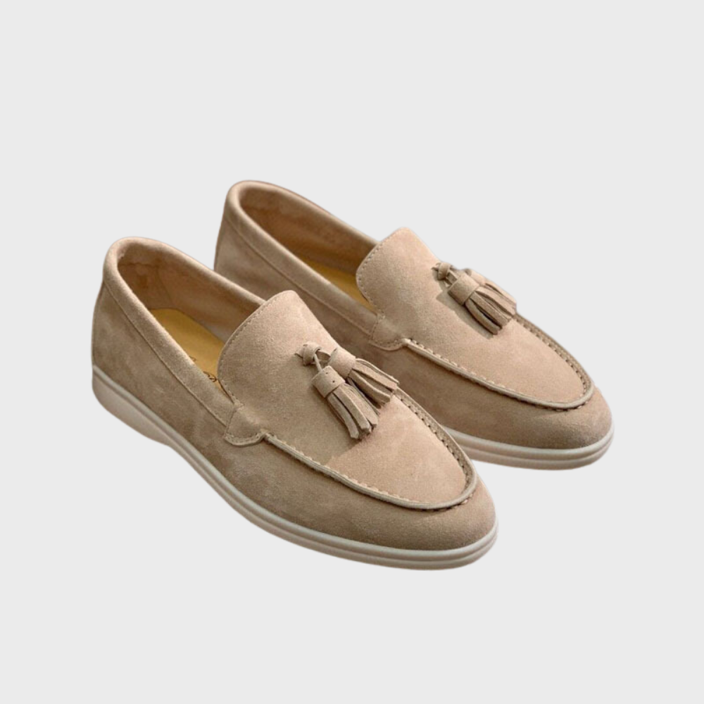 Suède heren loafers - een perfecte combinatie van casual en verfijning. Gemaakt van echt suède en ontworpen voor comfort, biedt de Jasper een ingetogen elegantie die geschikt is voor diverse gelegenheden.